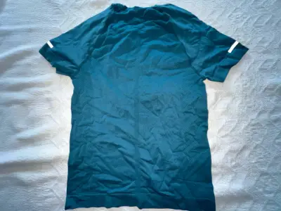 Polera deportiva azul marca Athletics talla M - miniatura 4