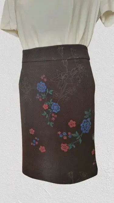 Falda corta con estampado floral elegante - miniatura 1