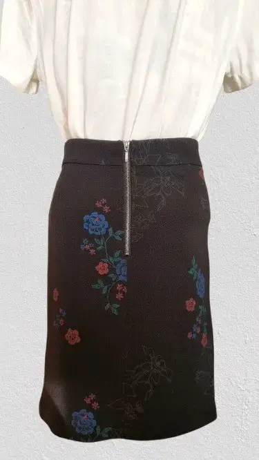 Falda corta con estampado floral elegante - 2
