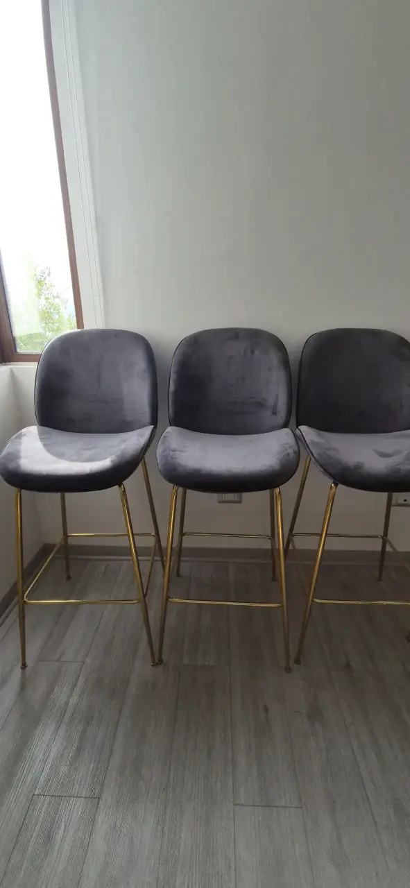 Set de 8 sillas altas grises con patas doradas - 1