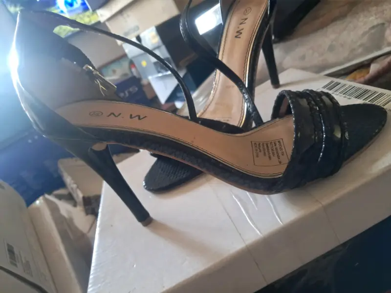 Tacones altos negros M.N.G elegantes - 2