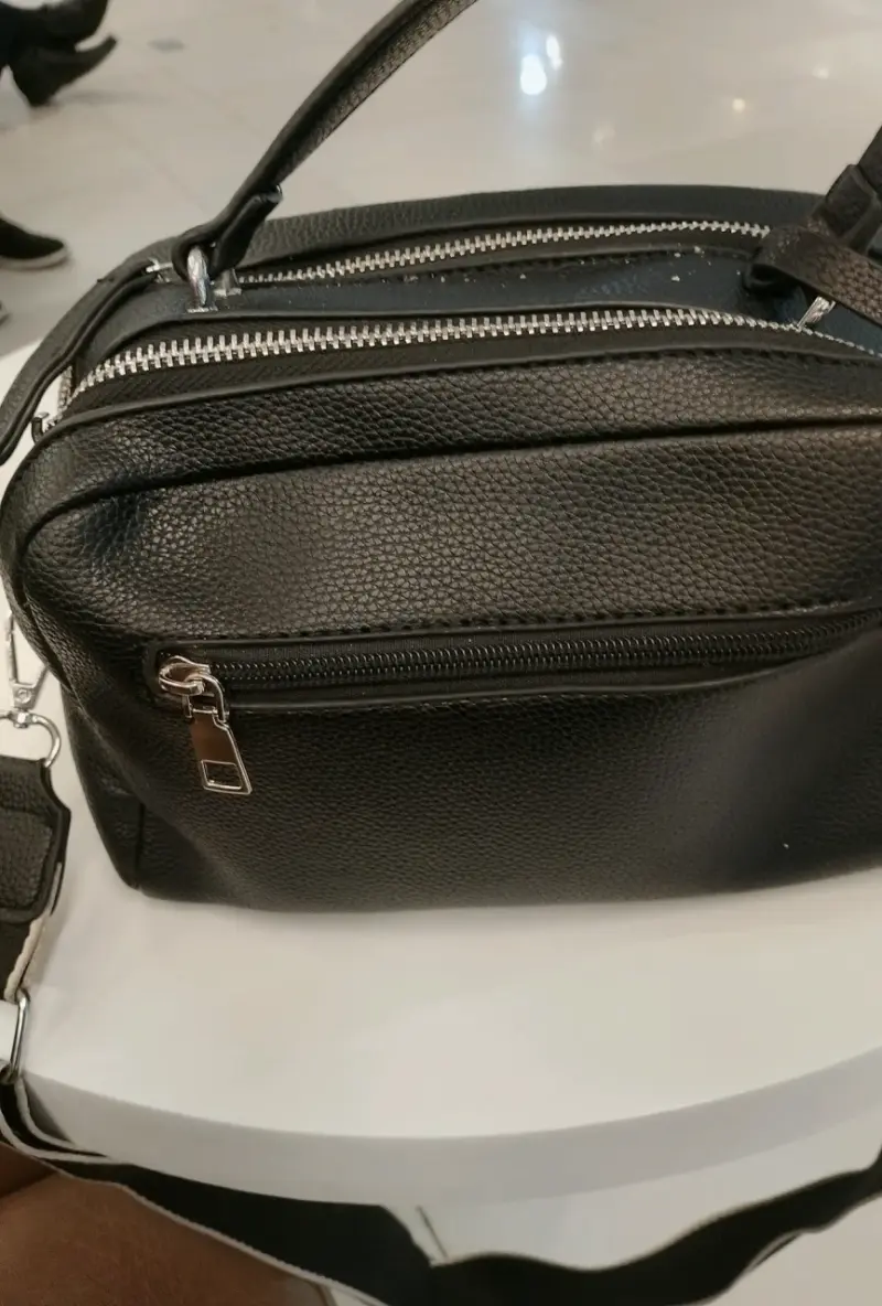 Bolso bandolera negro con cierre metálico - 1
