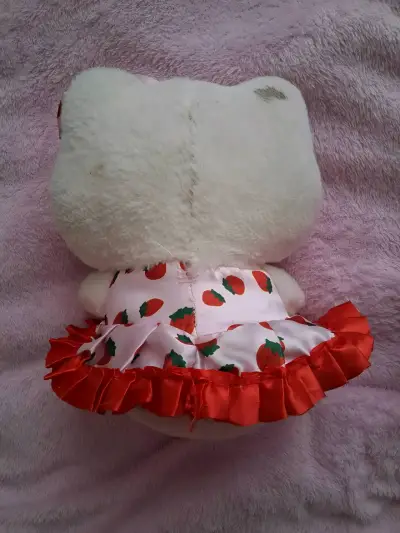 Peluche Hello Kitty con fresa y lazo - miniatura 2