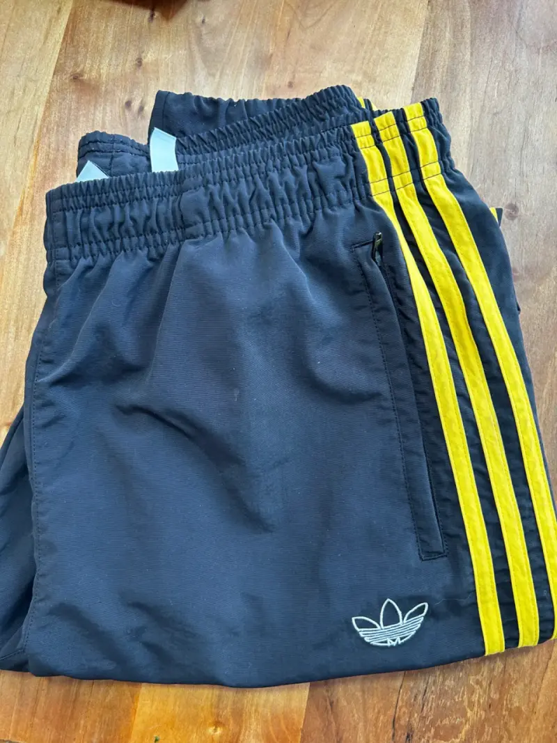 Pantalones deportivos Adidas Talla M - 1