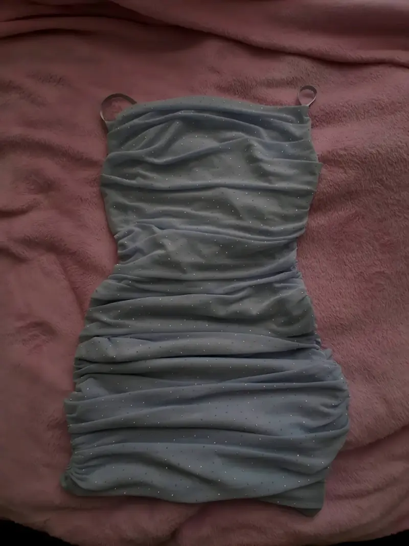 Vestido ajustado gris con brillos - 1