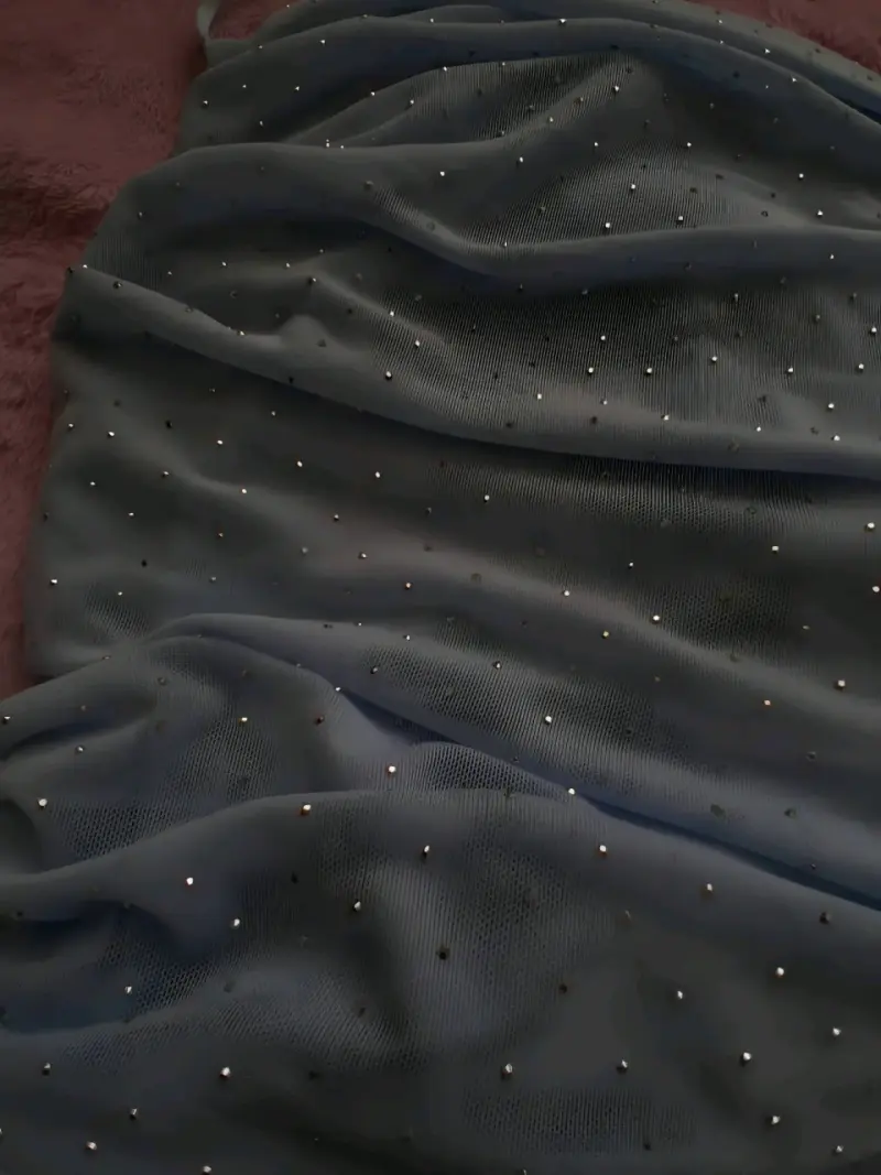 Vestido ajustado gris con brillos - 3