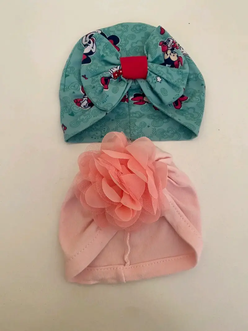 Set de gorros para bebé con lazo y flor