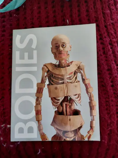Libro 'Bodies' sobre anatomía humana - miniatura 1