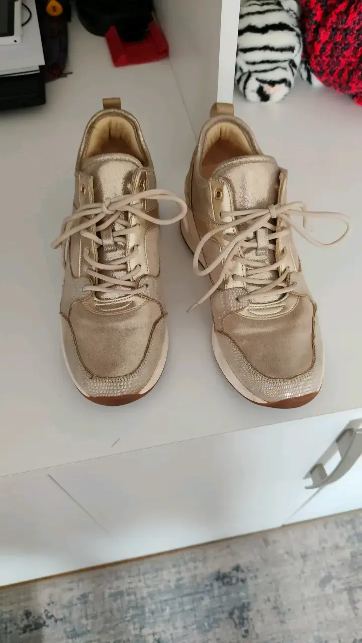 Zapatillas deportivas doradas para mujer - 1