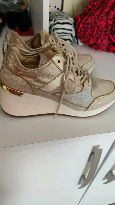 Zapatillas deportivas doradas para mujer - miniatura 3