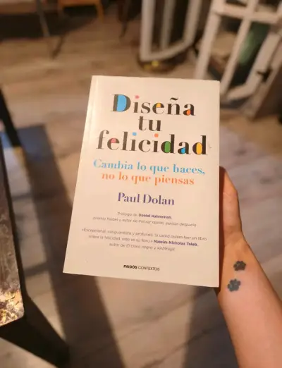 Libro 'Diseña tu felicidad' de Paul Dolan - miniatura 1