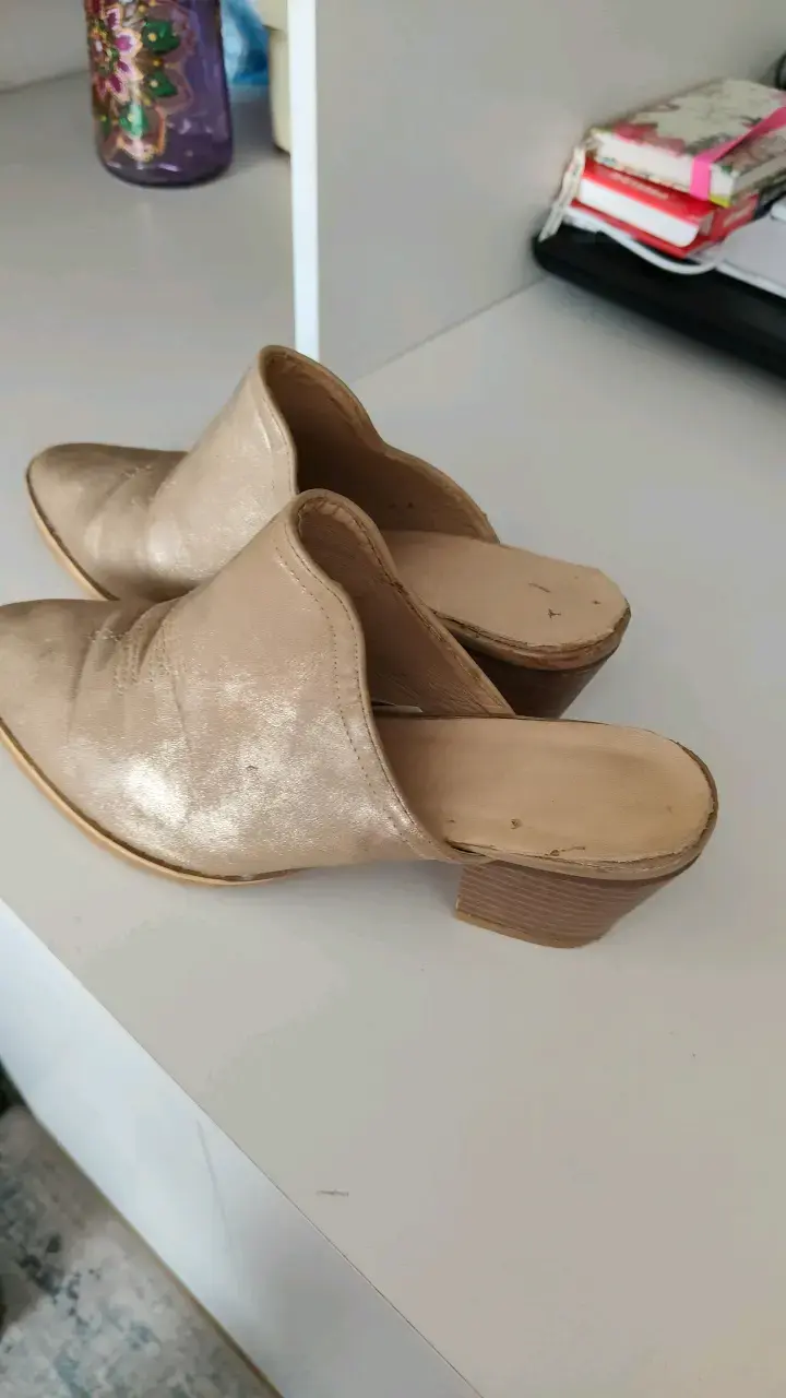 Zapatos mule dorados de tacón medio - 2