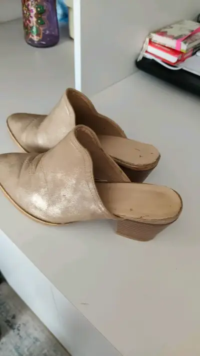 Zapatos mule dorados de tacón medio - miniatura 2