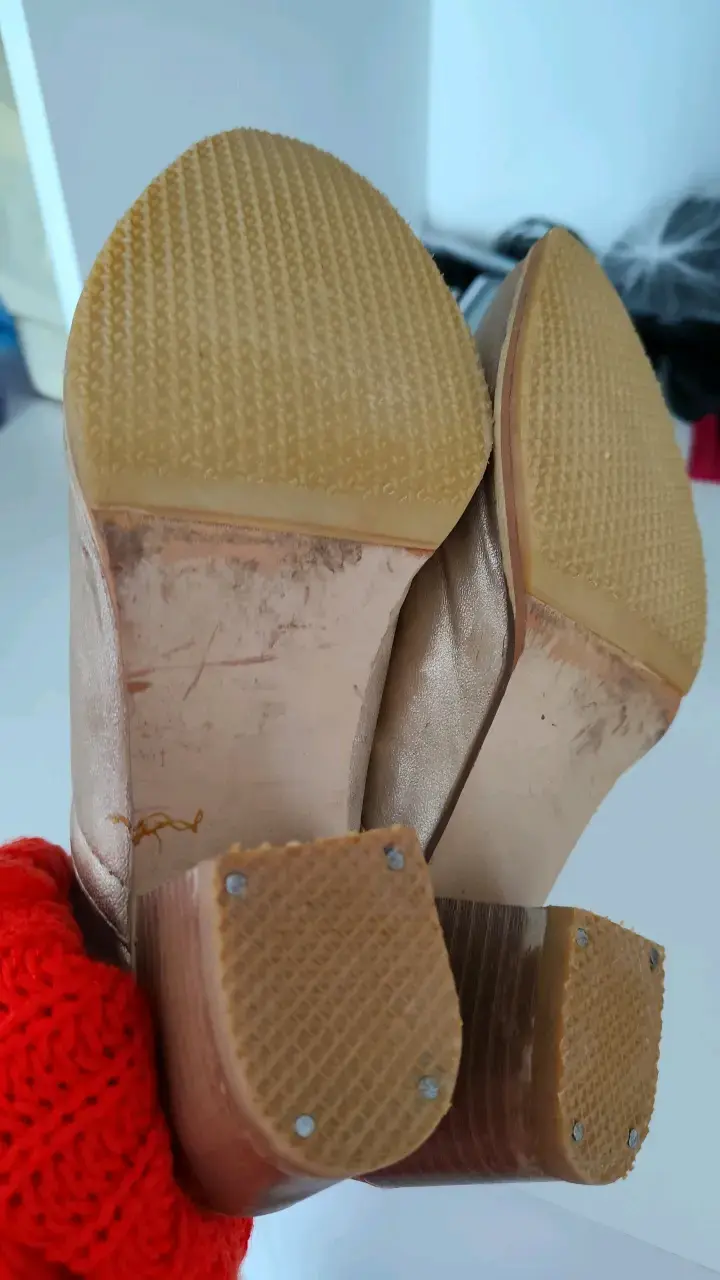 Zapatos mule dorados de tacón medio - 3