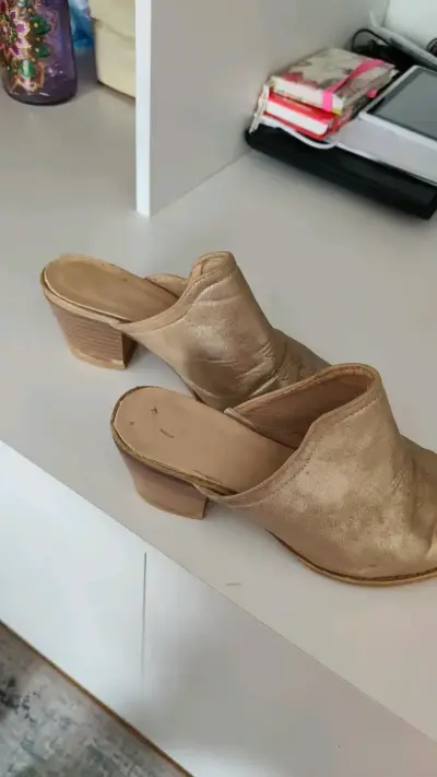Zapatos mule dorados de tacón medio - miniatura 4