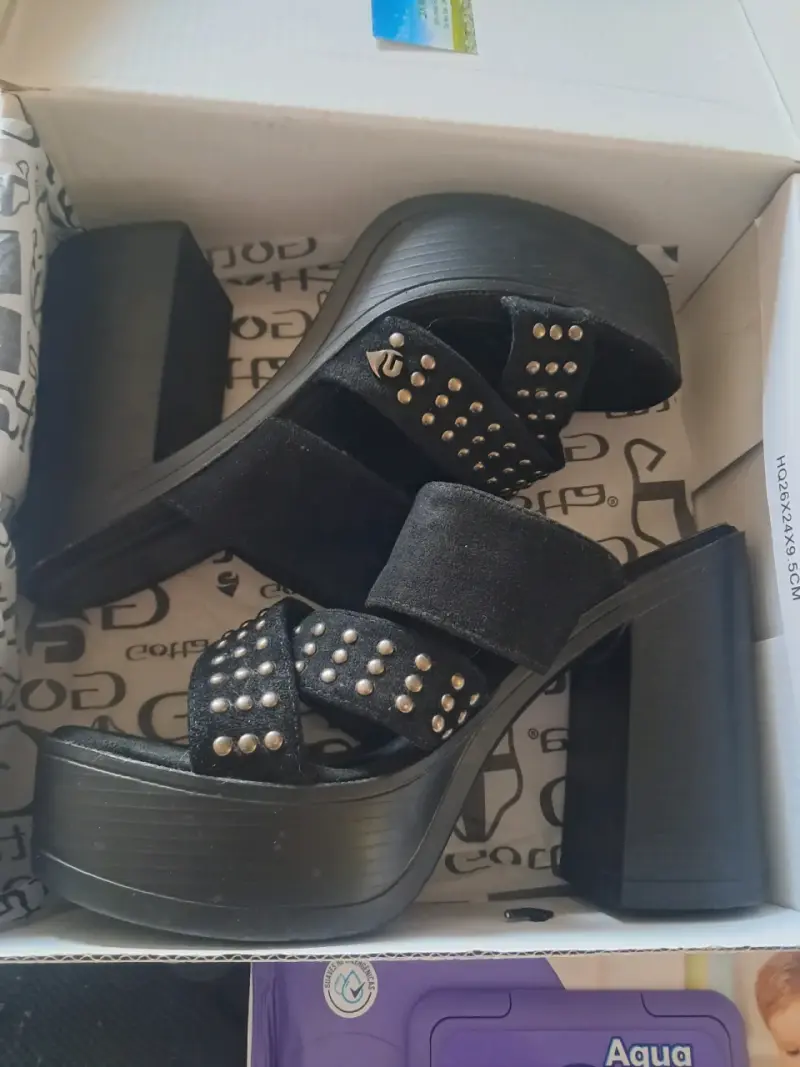 Sandalias negras con plataforma y tachas - 1