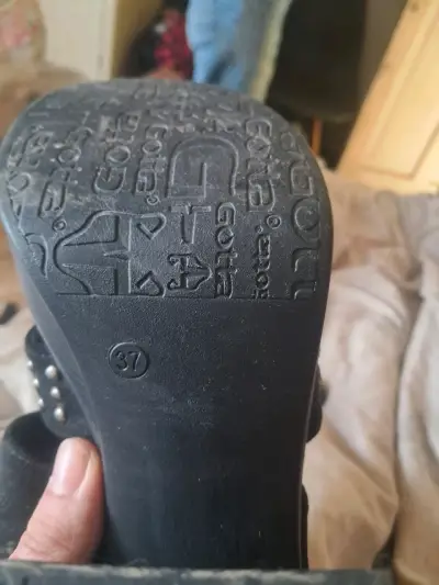 Sandalias negras con plataforma y tachas - miniatura 2