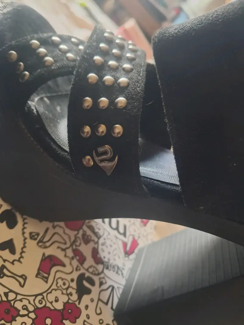 Sandalias negras con plataforma y tachas - 3