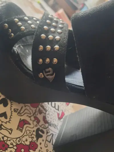 Sandalias negras con plataforma y tachas - miniatura 3