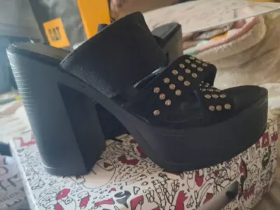Sandalias negras con plataforma y tachas - miniatura 4