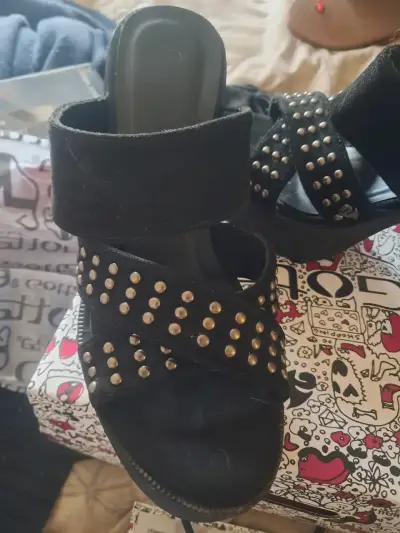 Sandalias negras con plataforma y tachas - miniatura 5