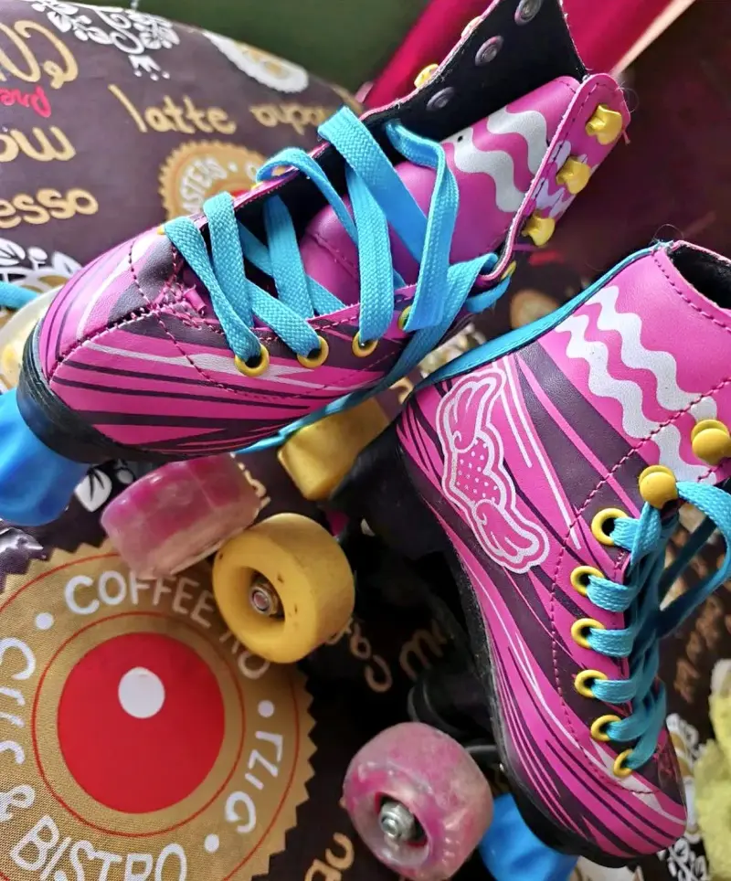Patines de cuatro ruedas rosados con diseño retro