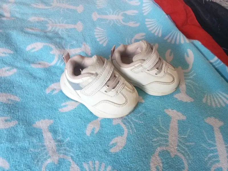Zapatillas blancas para bebé con velcro - 1