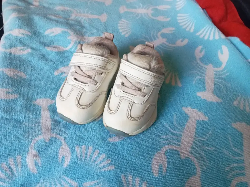 Zapatillas blancas para bebé con velcro - 2