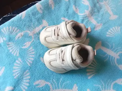 Zapatillas blancas para bebé con velcro - miniatura 3