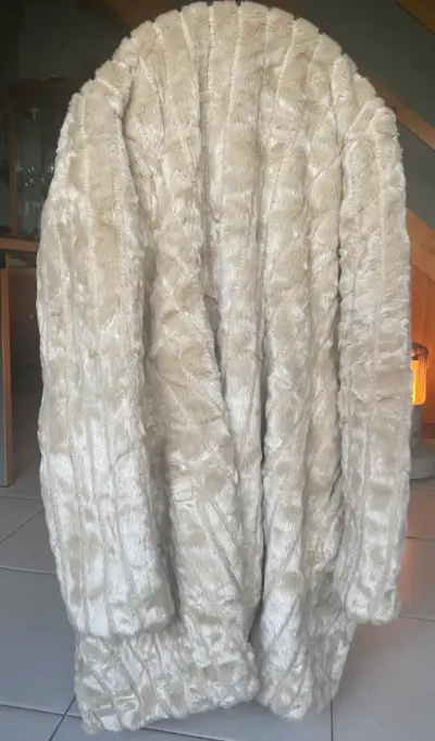Abrigo de piel sintética beige elegante - miniatura 1