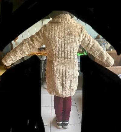Abrigo de piel sintética beige elegante - miniatura 5