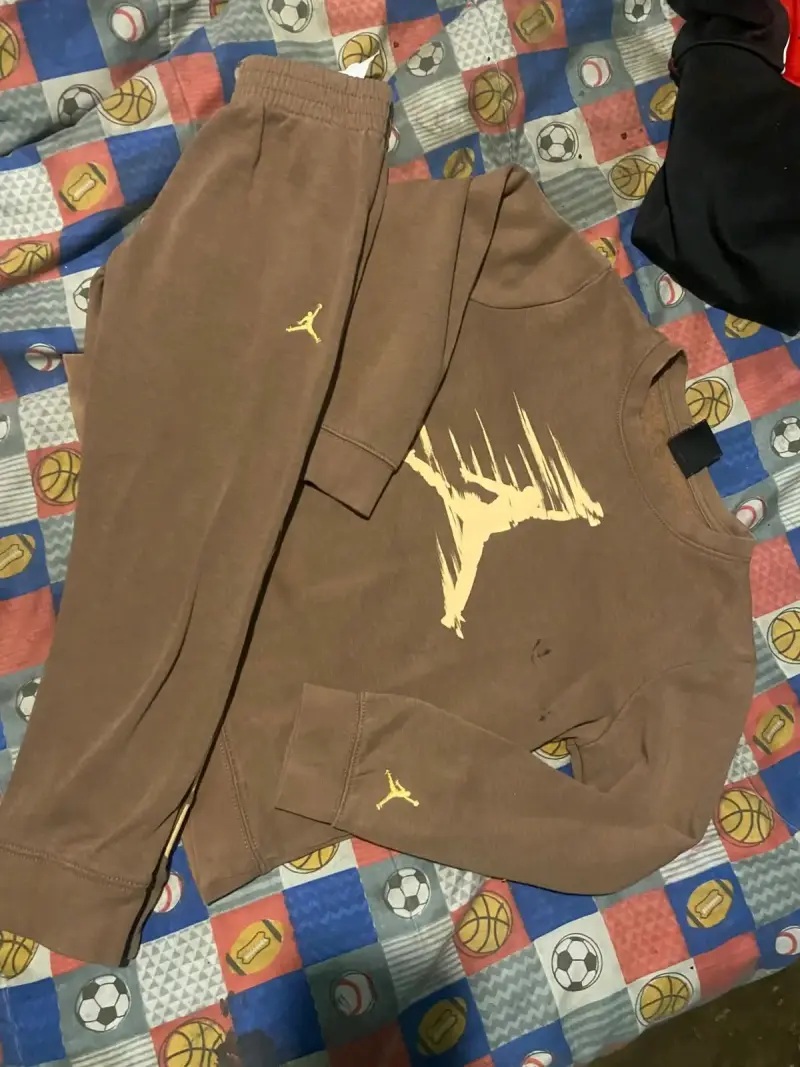 Conjunto deportivo Jordan marrón para niños