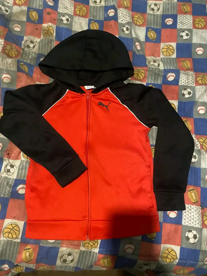 Polerón con capucha Puma rojo y negro
