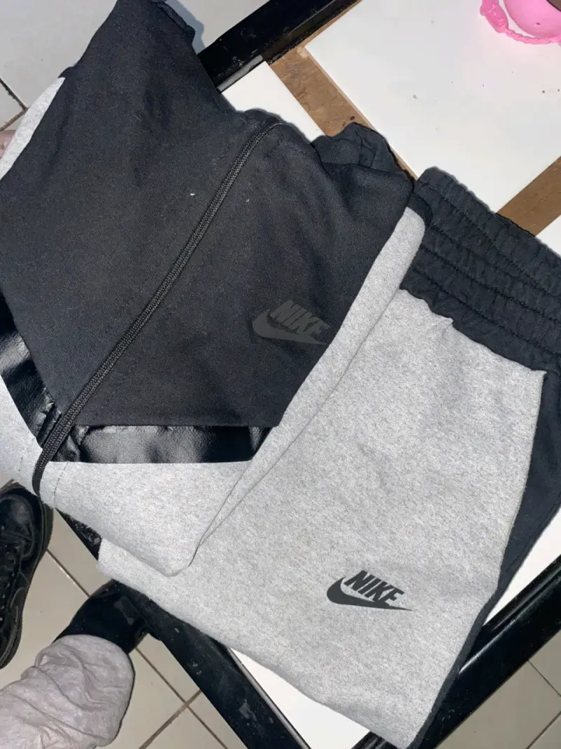 Conjunto deportivo Nike negro y gris