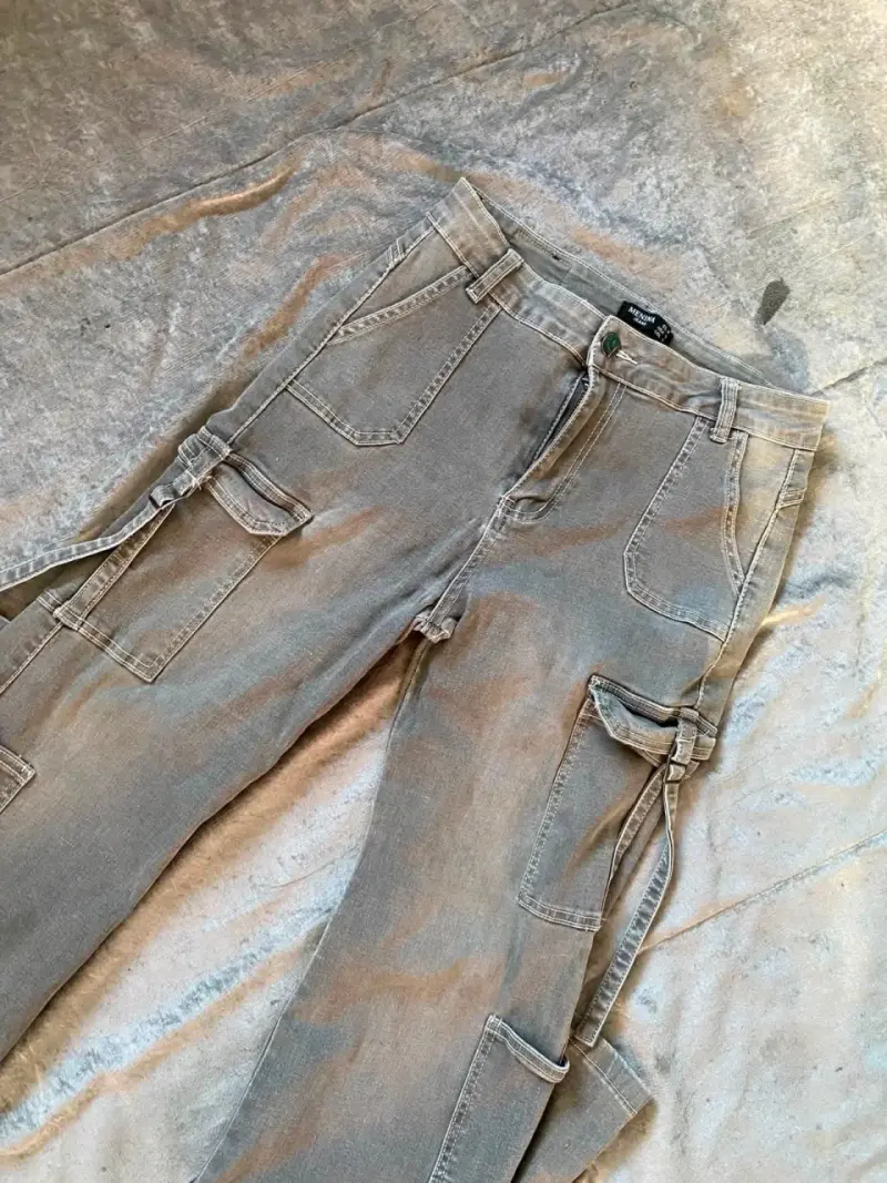 Pantalones cargo grises de mezclilla
