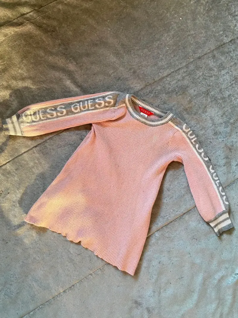 Vestido de niña Guess rosa con mangas largas