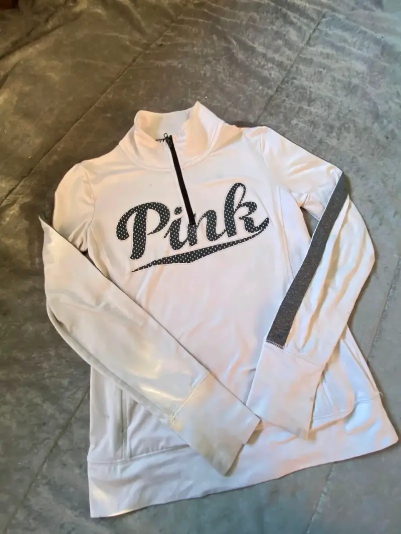 Polerón blanco Pink con cierre y diseño