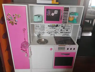 Cocina de juguete infantil rosa y blanca - miniatura 1