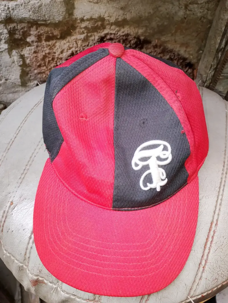Gorra bicolor roja y negra con logo bordado