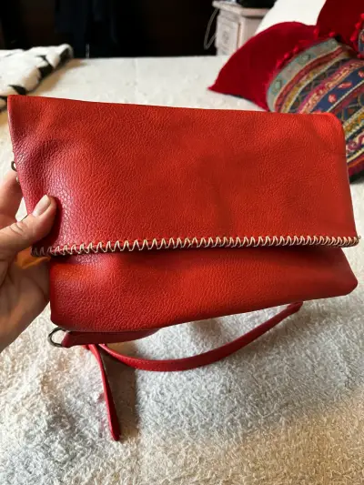 Cartera de cuero roja con correa ajustable - miniatura 1