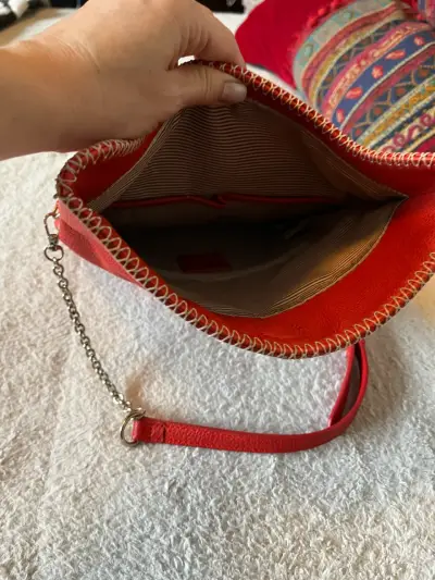 Cartera de cuero roja con correa ajustable - miniatura 2
