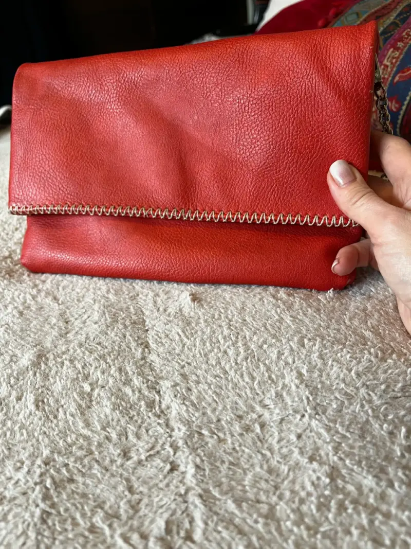 Cartera de cuero roja con correa ajustable - 5