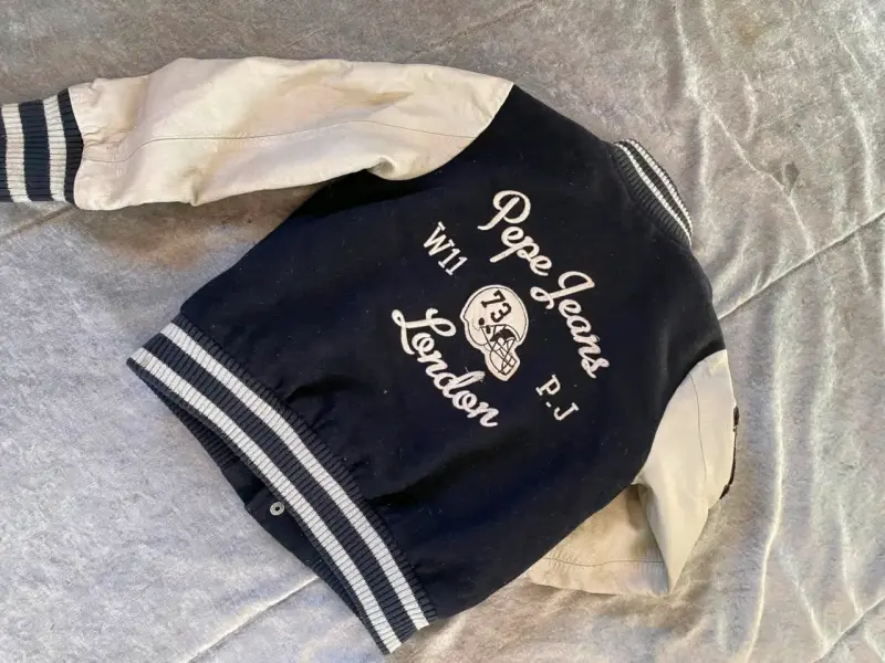 Chaqueta varsity Pepe Jeans azul y blanca - 2