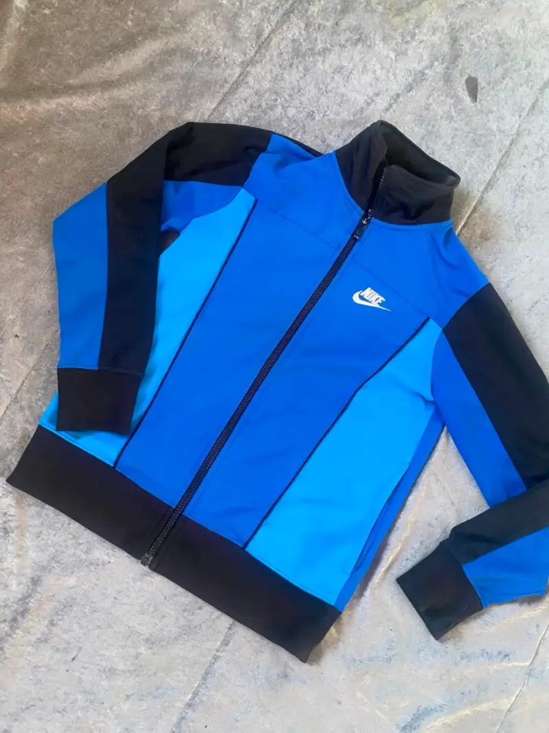 Chaqueta deportiva Nike azul y negra