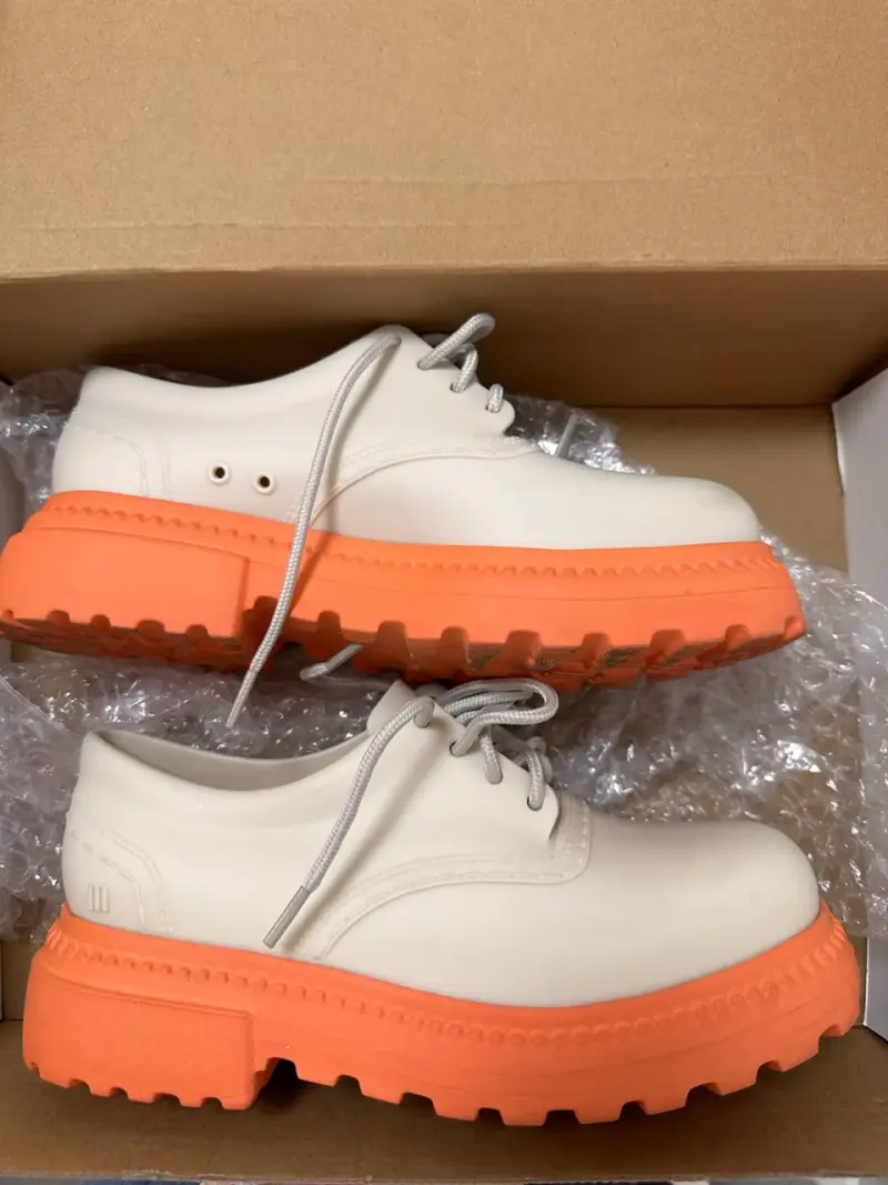 Zapatos Melissa beige con suela naranja - 1