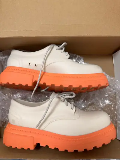 Zapatos Melissa beige con suela naranja - miniatura 1