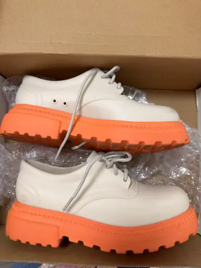 Zapatos Melissa beige con suela naranja - miniatura 2