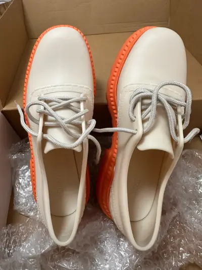 Zapatos Melissa beige con suela naranja - miniatura 4
