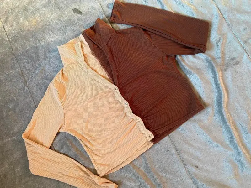 Conjunto de poleras de manga larga en tonos tierra