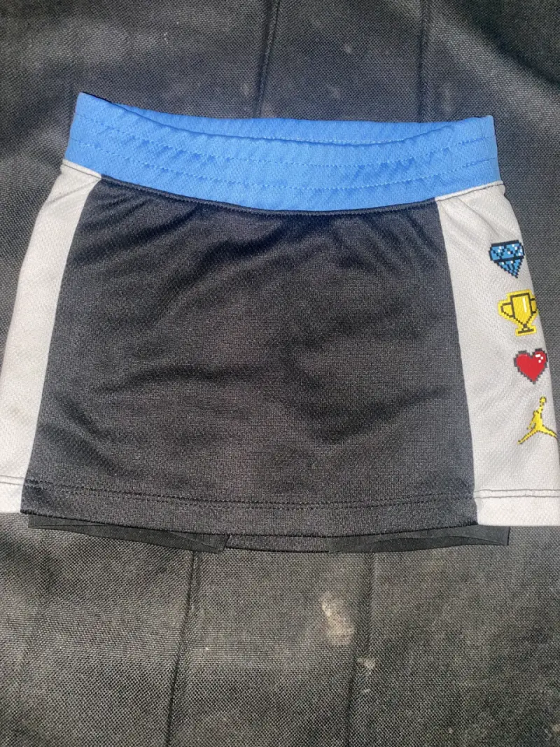 Falda deportiva negra con detalles coloridos - 1